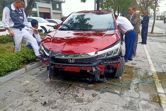 Nữ tài xế điều khiển xe mới từ showroom lao thẳng ra ngoài, đâm vào ô tô khác