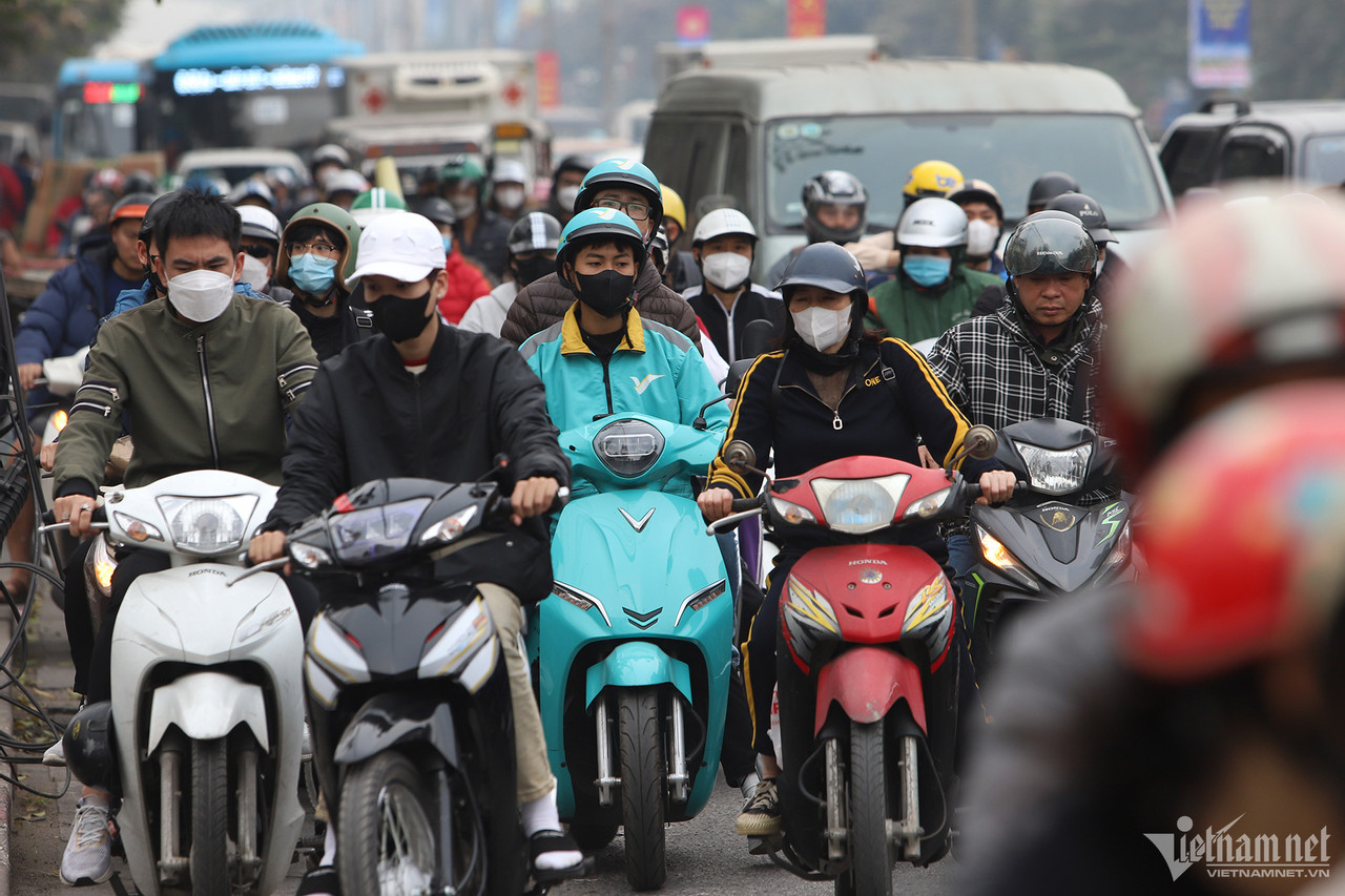 Xe cộ ùn ùn dồn ra cửa ngõ Hà Nội dịp nghỉ Tết Dương lịch-1