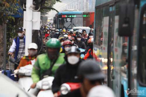 Xe cộ ùn ùn dồn ra cửa ngõ Hà Nội dịp nghỉ Tết Dương lịch-2