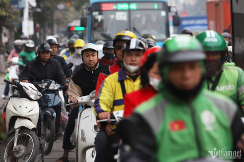 Xe cộ ùn ùn dồn ra cửa ngõ Hà Nội dịp nghỉ Tết Dương lịch-3