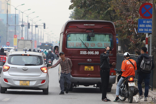 Xe cộ ùn ùn dồn ra cửa ngõ Hà Nội dịp nghỉ Tết Dương lịch-4