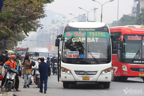 Xe cộ ùn ùn dồn ra cửa ngõ Hà Nội dịp nghỉ Tết Dương lịch-5