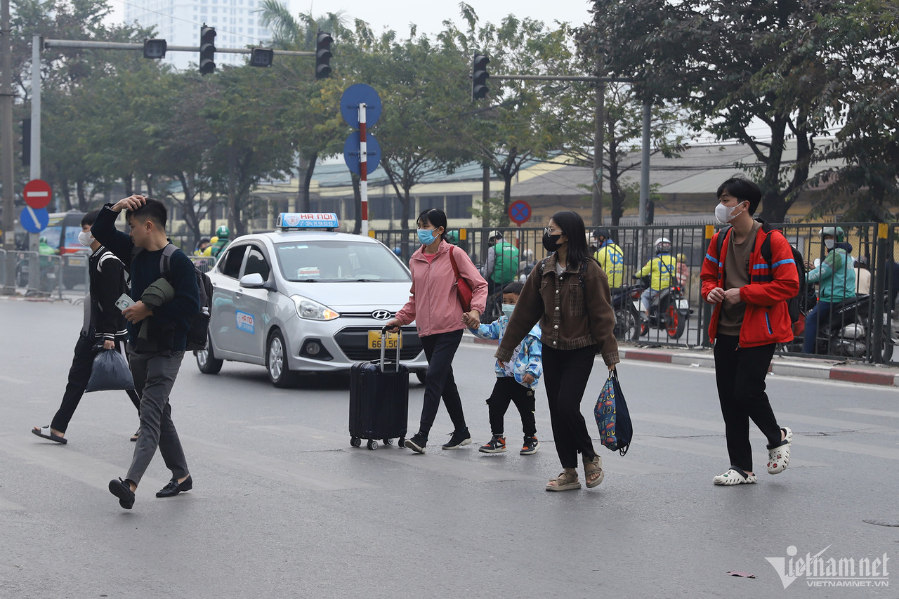 Xe cộ ùn ùn dồn ra cửa ngõ Hà Nội dịp nghỉ Tết Dương lịch-6