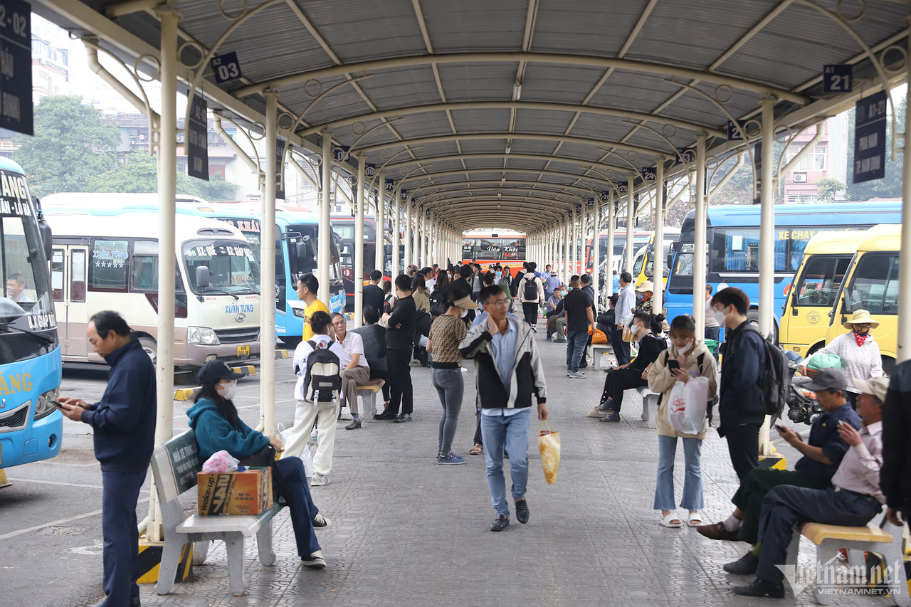 Xe cộ ùn ùn dồn ra cửa ngõ Hà Nội dịp nghỉ Tết Dương lịch-7