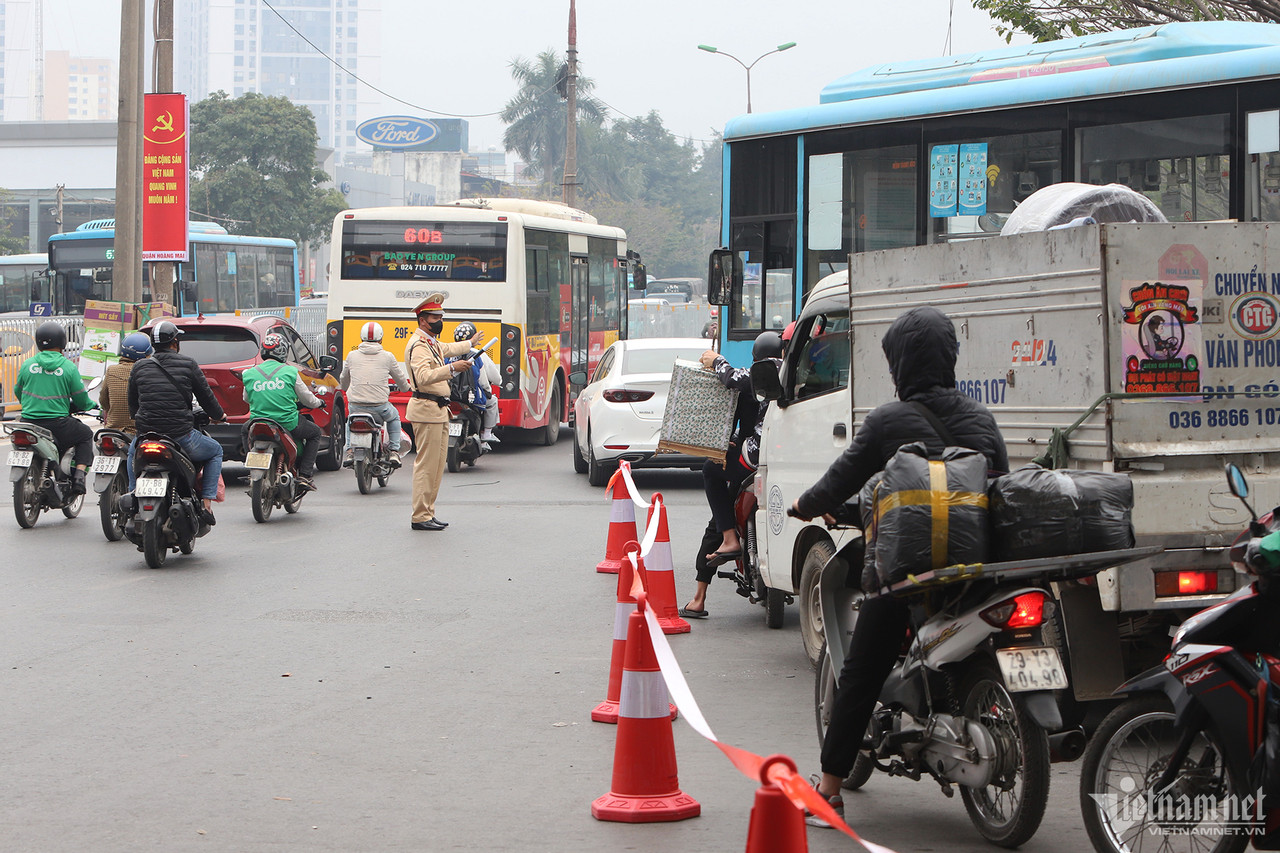 Xe cộ ùn ùn dồn ra cửa ngõ Hà Nội dịp nghỉ Tết Dương lịch-8