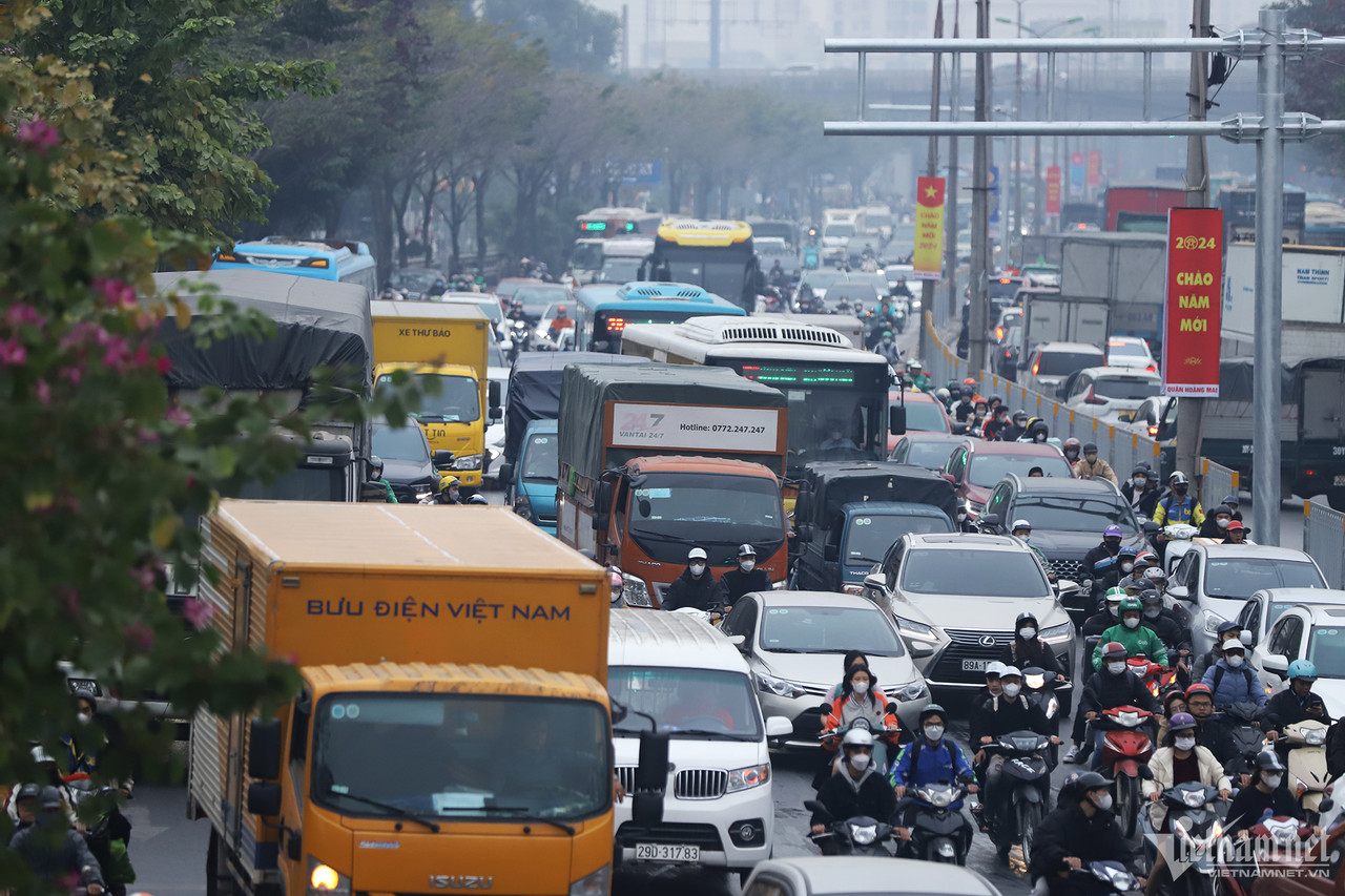 Xe cộ ùn ùn dồn ra cửa ngõ Hà Nội dịp nghỉ Tết Dương lịch-9