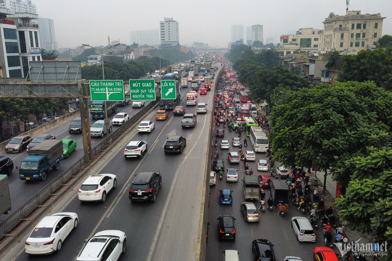 Xe cộ ùn ùn dồn ra cửa ngõ Hà Nội dịp nghỉ Tết Dương lịch-10