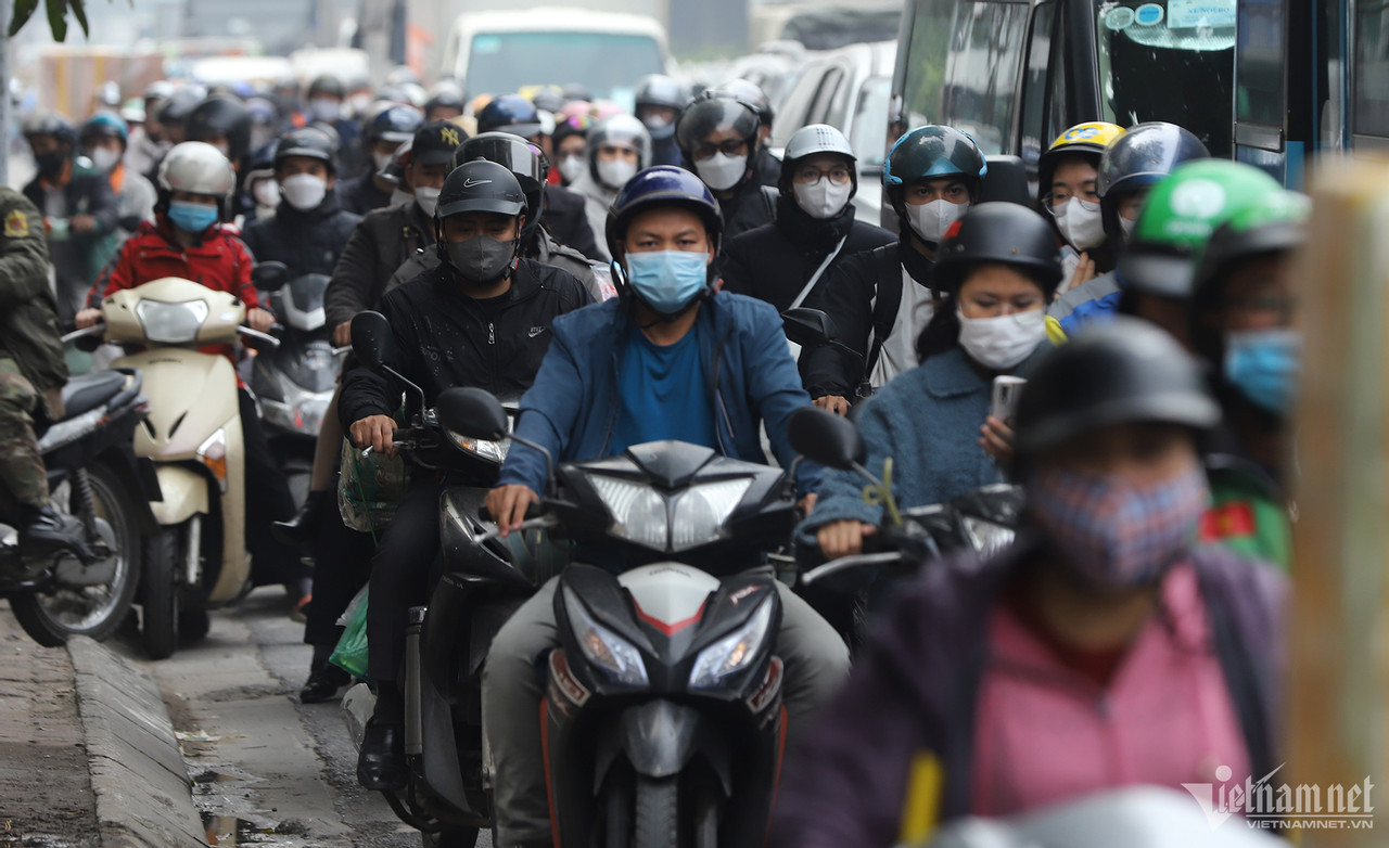 Xe cộ ùn ùn dồn ra cửa ngõ Hà Nội dịp nghỉ Tết Dương lịch-11