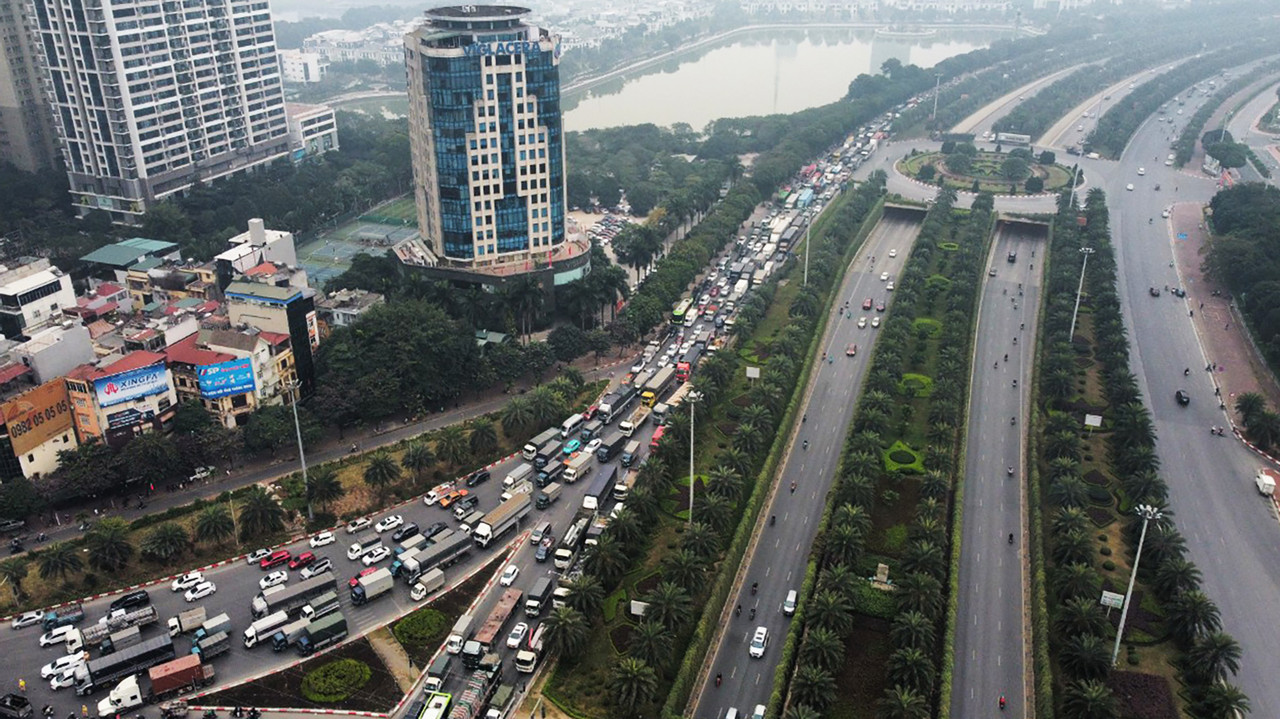 Xe cộ ùn ùn dồn ra cửa ngõ Hà Nội dịp nghỉ Tết Dương lịch-13