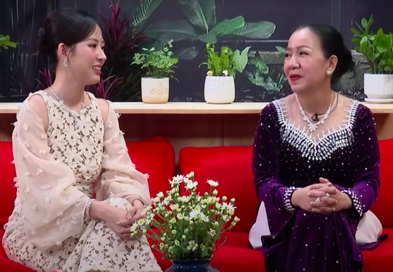 Mẹ chồng yêu chiều, tặng cả hũ vàng cho con dâu trước khi cưới-1