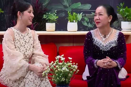 Mẹ chồng yêu chiều, tặng cả hũ vàng cho con dâu trước khi cưới