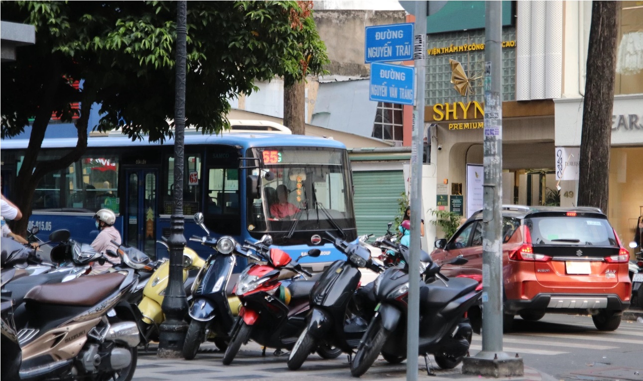 TP.HCM thu phí vỉa hè, người dân vẫn phải đi bộ dưới lòng đường-1