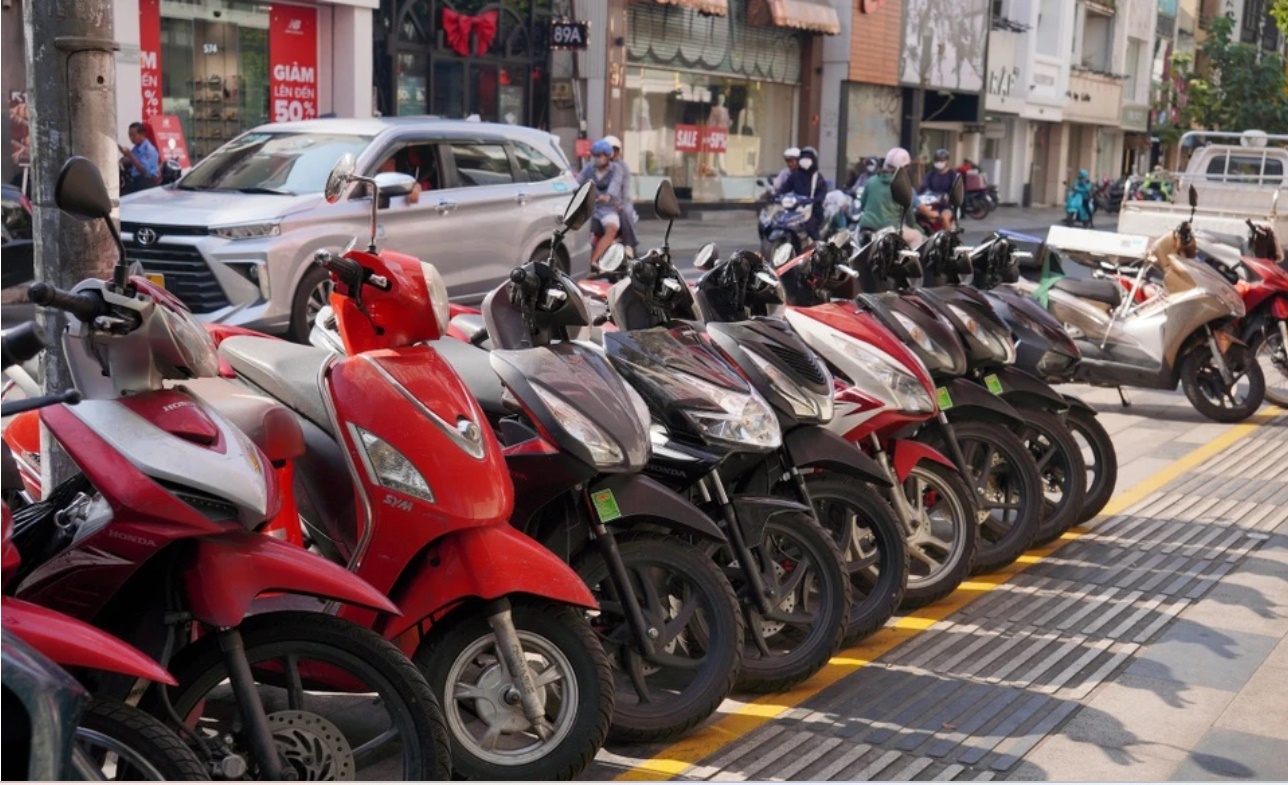 TP.HCM thu phí vỉa hè, người dân vẫn phải đi bộ dưới lòng đường-2