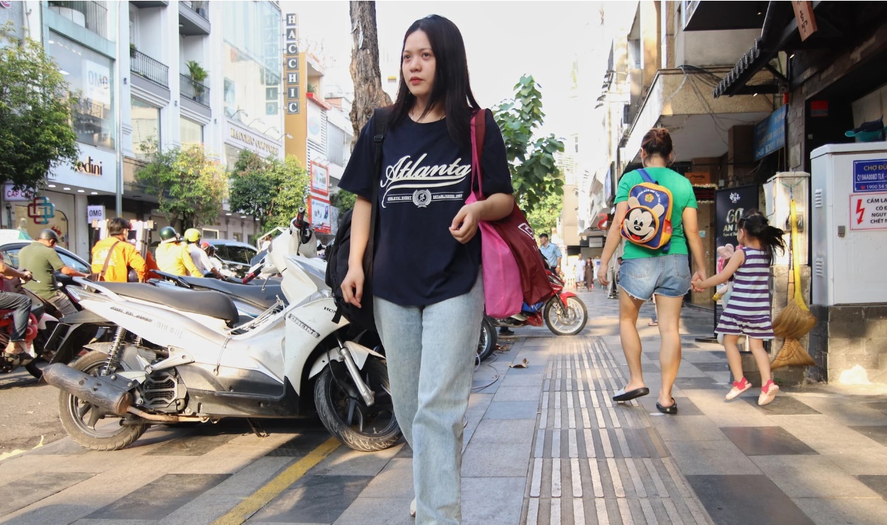 TP.HCM thu phí vỉa hè, người dân vẫn phải đi bộ dưới lòng đường-3