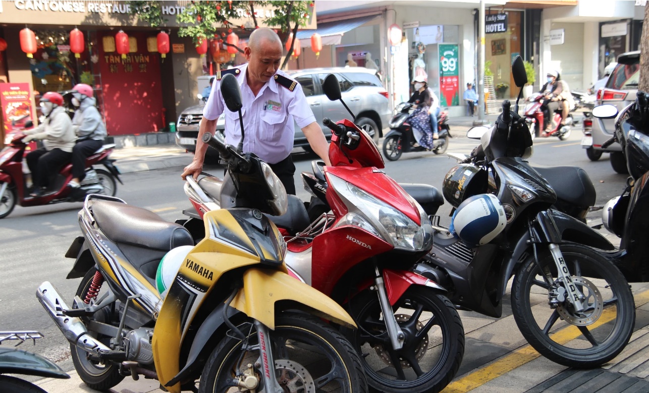 TP.HCM thu phí vỉa hè, người dân vẫn phải đi bộ dưới lòng đường-5
