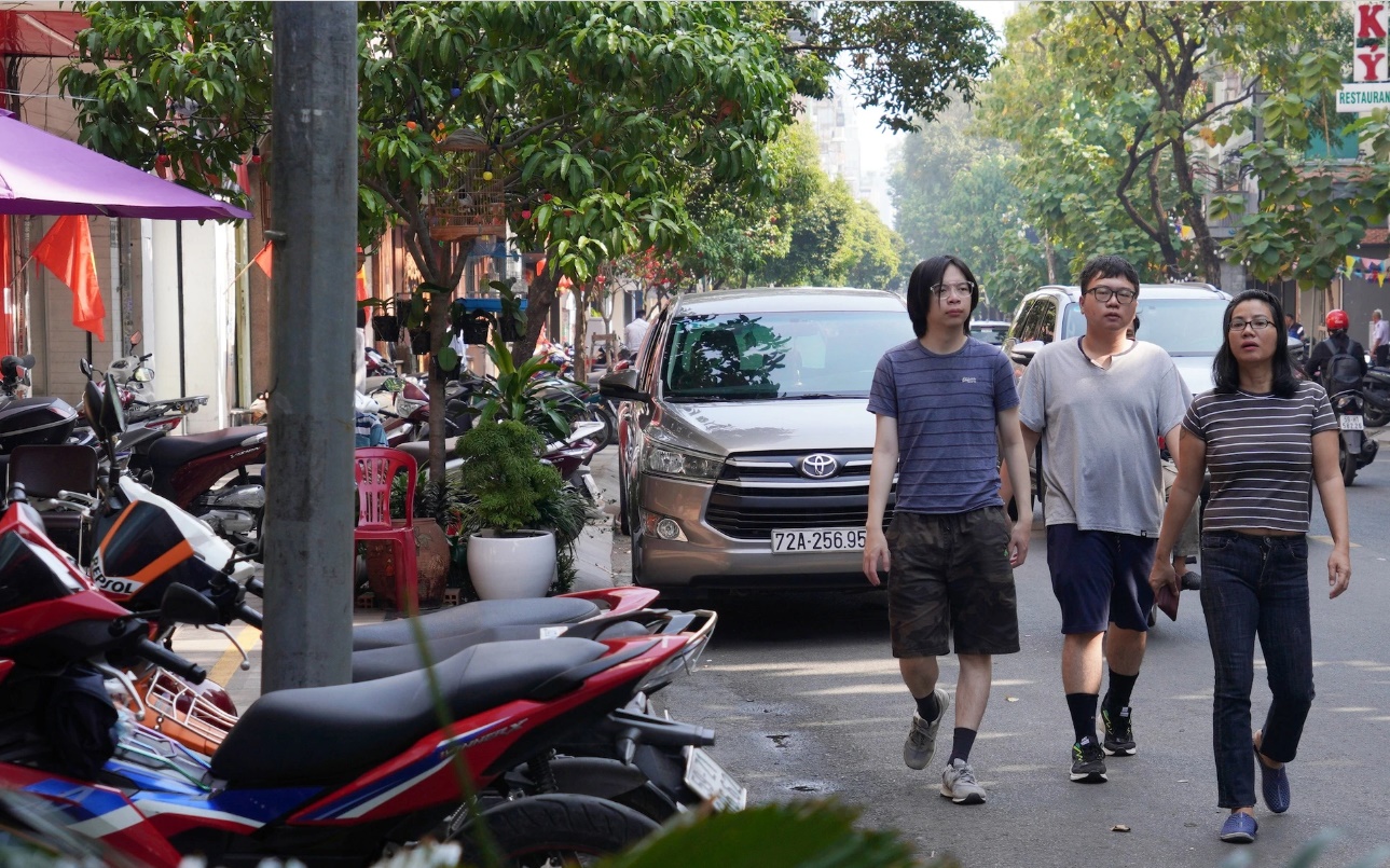 TP.HCM thu phí vỉa hè, người dân vẫn phải đi bộ dưới lòng đường-6