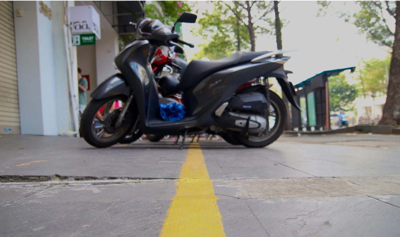 TP.HCM thu phí vỉa hè, người dân vẫn phải đi bộ dưới lòng đường-7