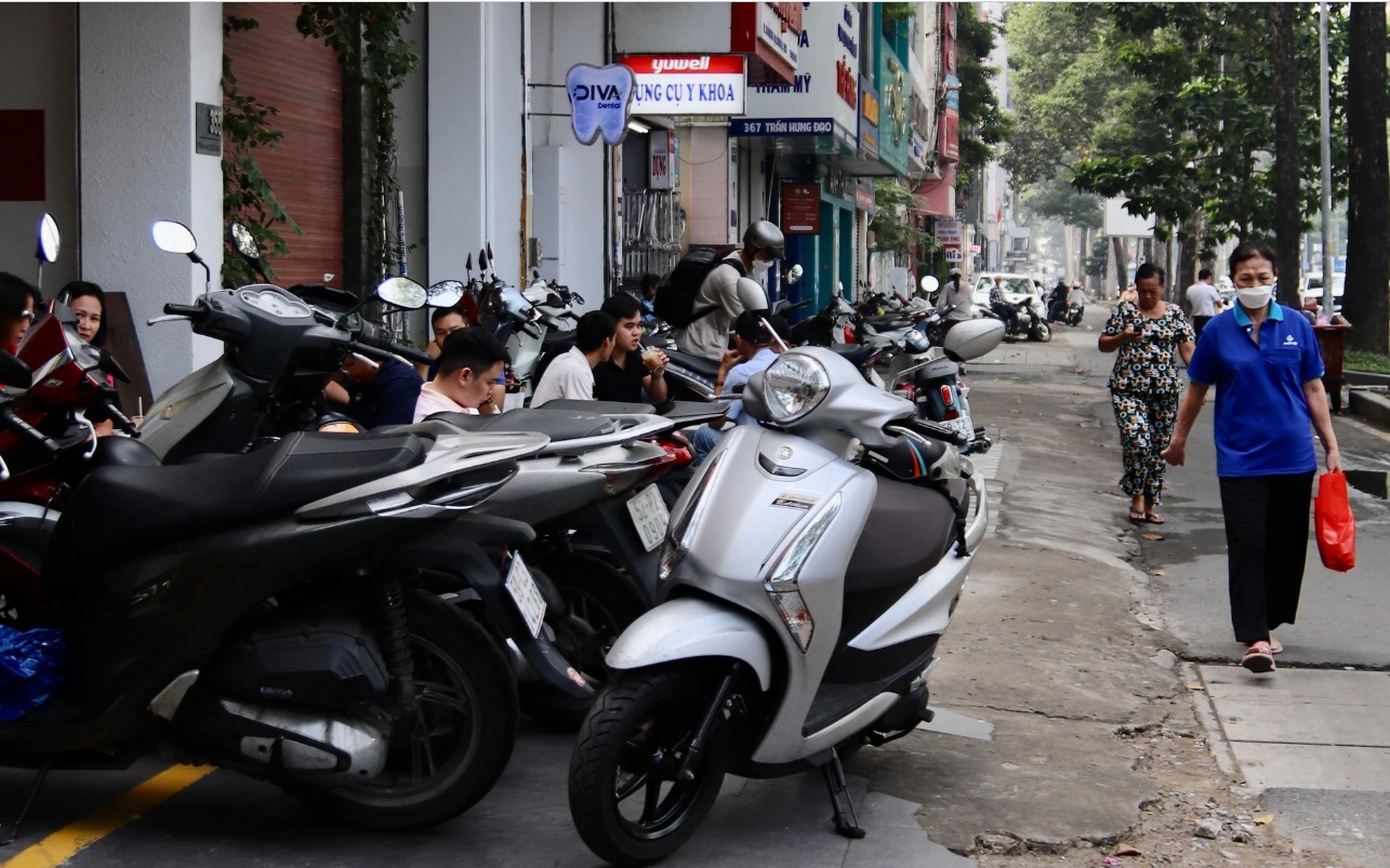 TP.HCM thu phí vỉa hè, người dân vẫn phải đi bộ dưới lòng đường-8