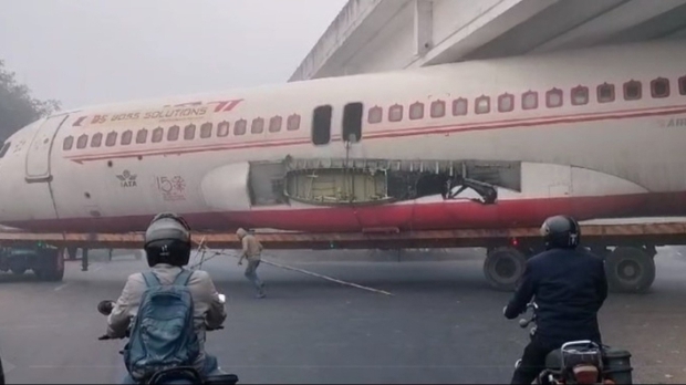 Máy bay A320 khổng lồ mắc kẹt dưới gầm cầu, video ghi lại cảnh tượng hy hữu chưa từng có tại hiện trường-2