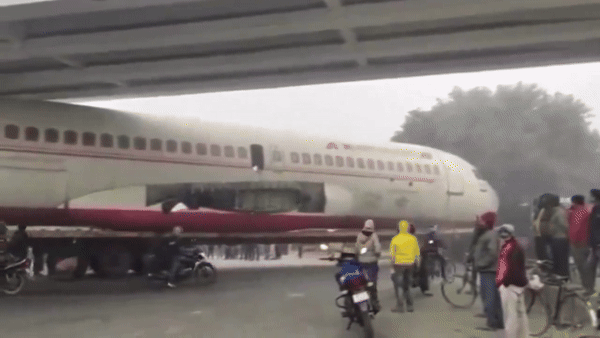Máy bay A320 khổng lồ mắc kẹt dưới gầm cầu, video ghi lại cảnh tượng hy hữu chưa từng có tại hiện trường-3