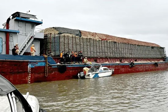 3 người cùng gia đình tử vong trên tàu chở dăm gỗ ở Quảng Ninh