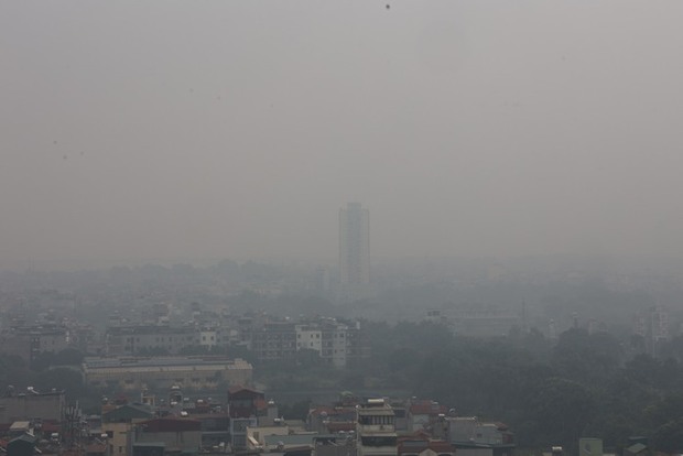 Không khí Hà Nội ô nhiễm trầm trọng, cả thành phố chìm trong màn sương trắng từ sáng đến tối-16