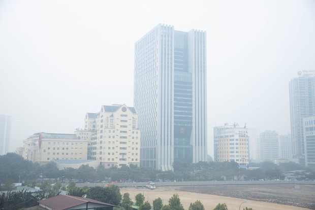 Không khí Hà Nội ô nhiễm trầm trọng, cả thành phố chìm trong màn sương trắng từ sáng đến tối-7