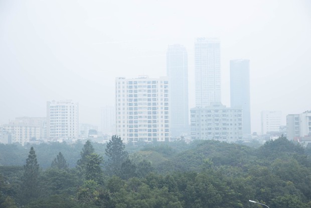 Không khí Hà Nội ô nhiễm trầm trọng, cả thành phố chìm trong màn sương trắng từ sáng đến tối-6