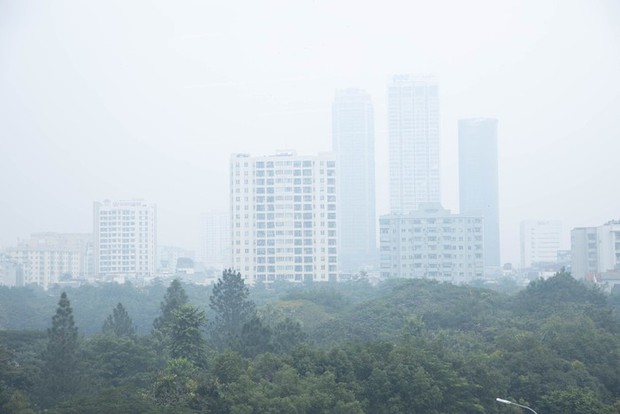 Không khí Hà Nội ô nhiễm trầm trọng, cả thành phố chìm trong màn sương trắng từ sáng đến tối-5