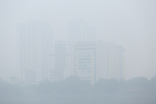 Không khí Hà Nội ô nhiễm trầm trọng, cả thành phố chìm trong màn sương trắng từ sáng đến tối-4