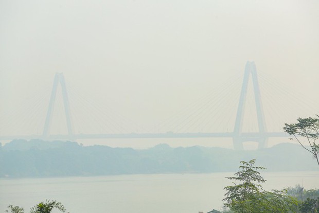 Không khí Hà Nội ô nhiễm trầm trọng, cả thành phố chìm trong màn sương trắng từ sáng đến tối-3