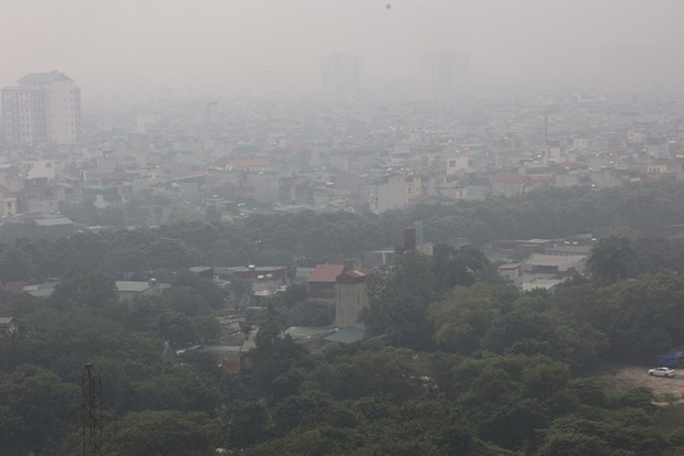 Không khí Hà Nội ô nhiễm trầm trọng, cả thành phố chìm trong màn sương trắng từ sáng đến tối-1