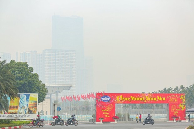 Không khí Hà Nội ô nhiễm trầm trọng, cả thành phố chìm trong màn sương trắng từ sáng đến tối-15