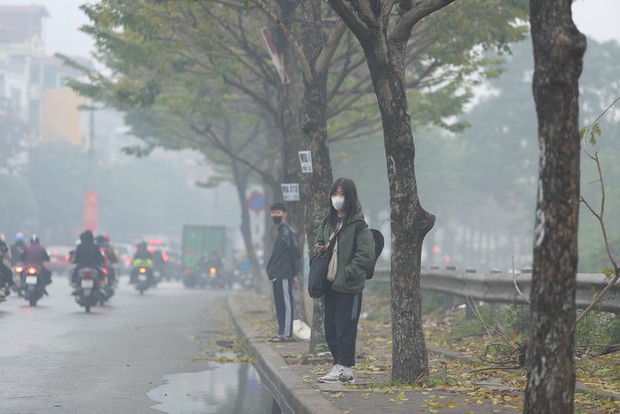 Không khí Hà Nội ô nhiễm trầm trọng, cả thành phố chìm trong màn sương trắng từ sáng đến tối-14