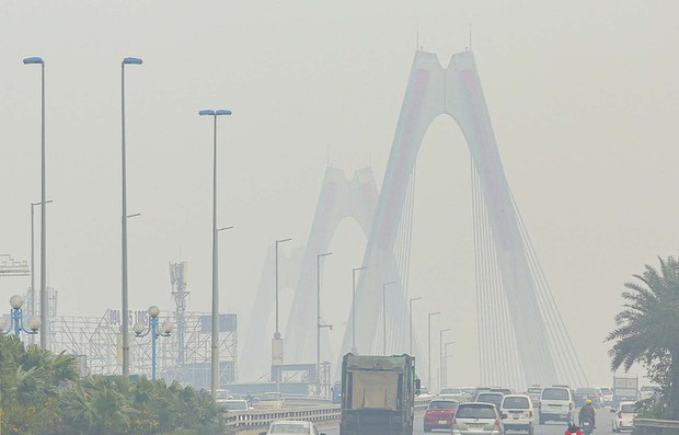 Không khí Hà Nội ô nhiễm trầm trọng, cả thành phố chìm trong màn sương trắng từ sáng đến tối-13