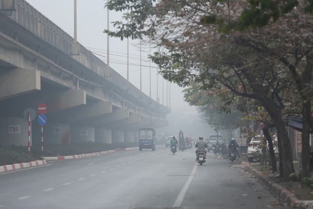 Không khí Hà Nội ô nhiễm trầm trọng, cả thành phố chìm trong màn sương trắng từ sáng đến tối-12