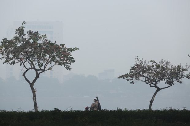 Không khí Hà Nội ô nhiễm trầm trọng, cả thành phố chìm trong màn sương trắng từ sáng đến tối-11