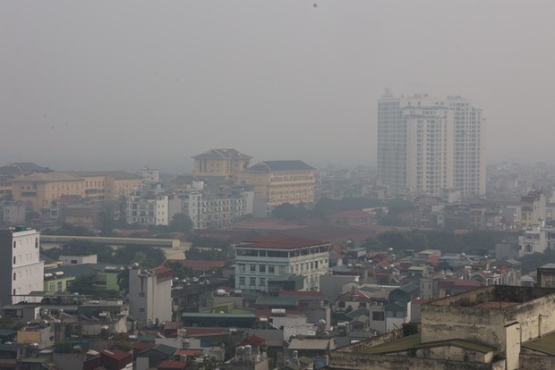 Không khí Hà Nội ô nhiễm trầm trọng, cả thành phố chìm trong màn sương trắng từ sáng đến tối-10
