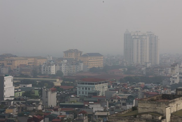 Không khí Hà Nội ô nhiễm trầm trọng, cả thành phố chìm trong màn sương trắng từ sáng đến tối-10