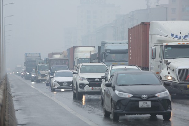 Không khí Hà Nội ô nhiễm trầm trọng, cả thành phố chìm trong màn sương trắng từ sáng đến tối-9