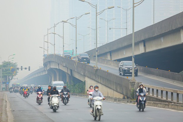Không khí Hà Nội ô nhiễm trầm trọng, cả thành phố chìm trong màn sương trắng từ sáng đến tối-8