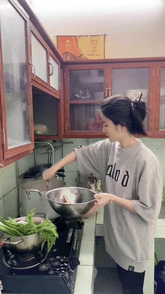 Chu Thanh Huyền khoe cảnh vào bếp, khẳng định một điều chắc nịch khiến netizen quay xe: Xứng đáng làm vợ Quang Hải!-1