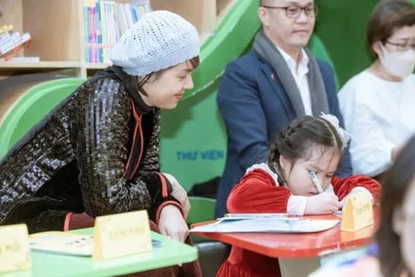 U50 mới sinh con, nữ MC đình đám hiếm hoi mới cho con gái út lộ diện: Cô bé thể hiện ra sao mà ai cũng khen mẹ dạy tốt?-1