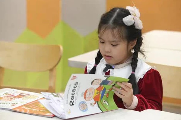 U50 mới sinh con, nữ MC đình đám hiếm hoi mới cho con gái út lộ diện: Cô bé thể hiện ra sao mà ai cũng khen mẹ dạy tốt?-2