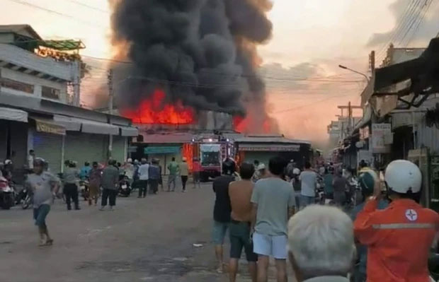 Cháy chợ Châu Long ở vùng biên An Giang-1