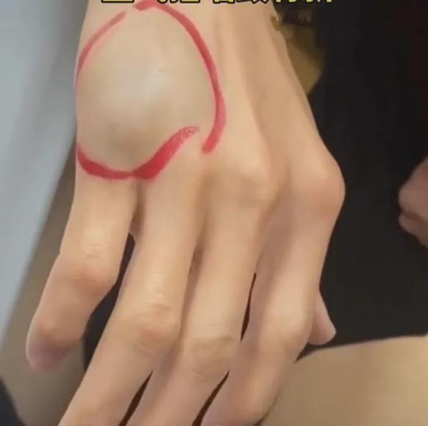 Cuối năm cười vỡ bụng với loạt ảnh cha mẹ bất lực vì kèm con học: Có ông bố tức quá, tự đấm tay vào tường đến mức gãy xương!-1