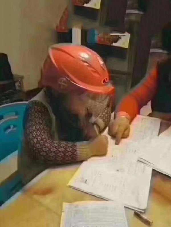 Cuối năm cười vỡ bụng với loạt ảnh cha mẹ bất lực vì kèm con học: Có ông bố tức quá, tự đấm tay vào tường đến mức gãy xương!-5