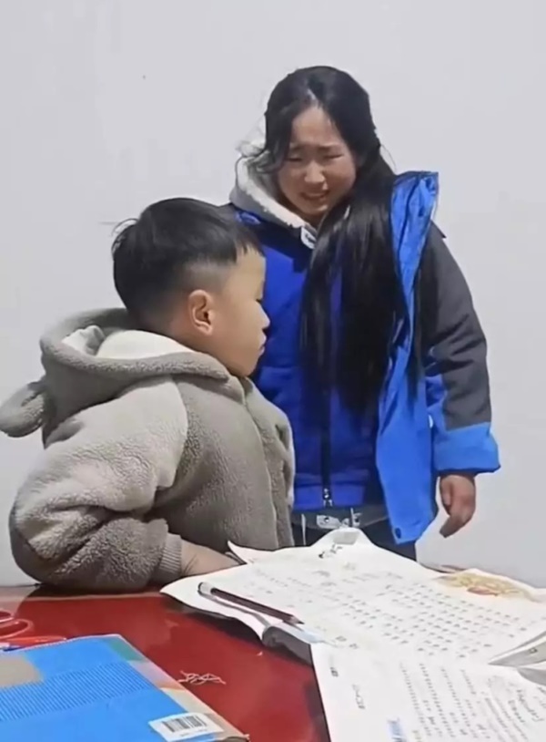 Cuối năm cười vỡ bụng với loạt ảnh cha mẹ bất lực vì kèm con học: Có ông bố tức quá, tự đấm tay vào tường đến mức gãy xương!-6