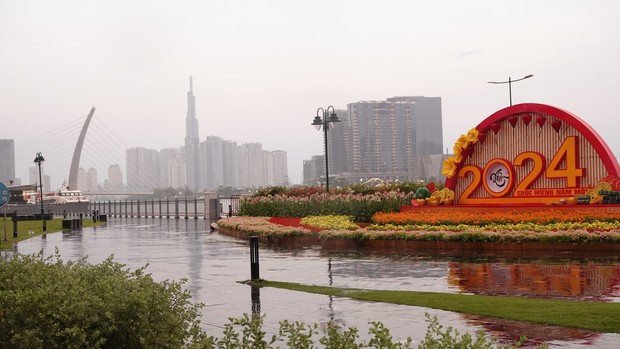 TPHCM: Nhiều người bất ngờ hứng mưa vì đi sớm giữ chỗ xem pháo hoa-1