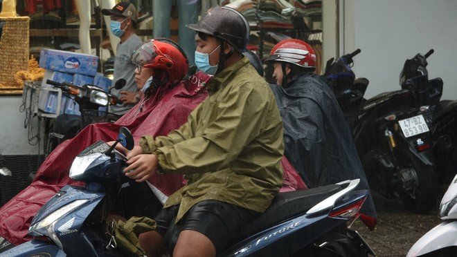 TPHCM: Nhiều người bất ngờ hứng mưa vì đi sớm giữ chỗ xem pháo hoa-2